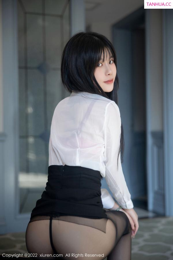 77qiqi  [XiuRen]高清写真图 2022.11.16 No.5861 77qiqi 短裙黑丝第21张图片